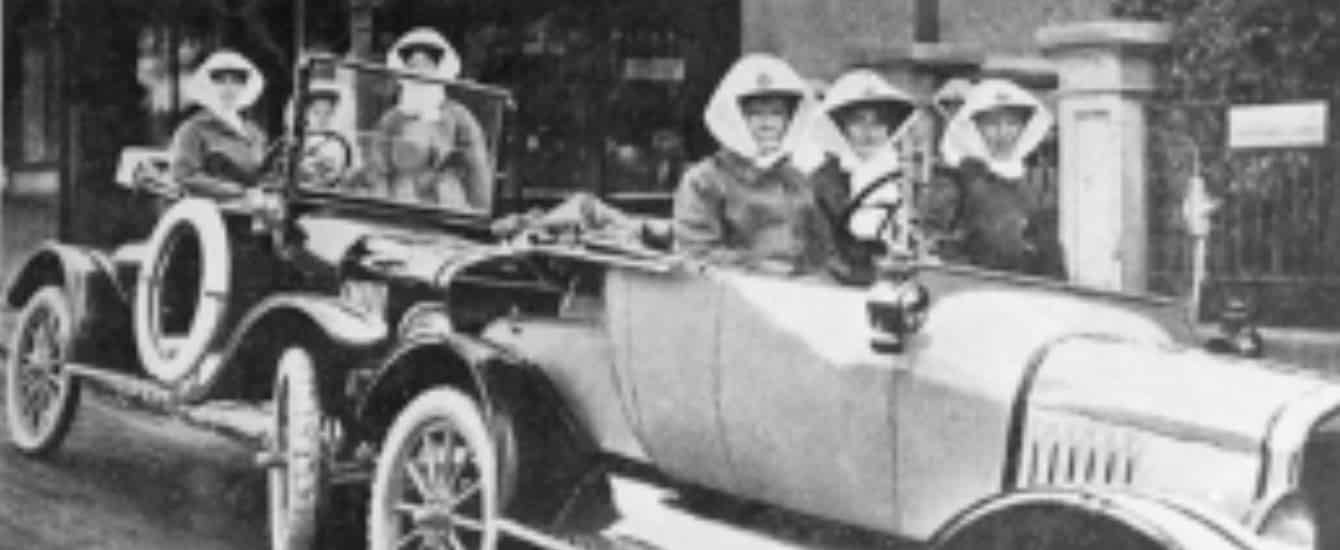 Historical image of RDNS nurses in cars